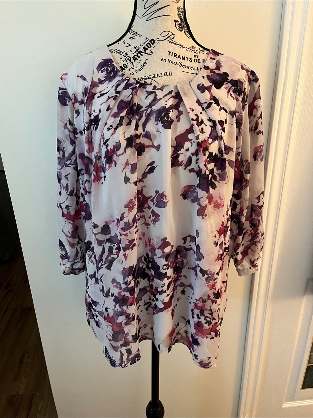 😃Women's Floral Pleat-Neck Blouse in Purple and White